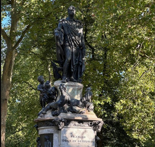 AbssCod's tweet photo. Striking a pose like a true Duke! This majestic statue is giving me major regal vibes today. 👑 https://t.co/Yq3fFFNUaM