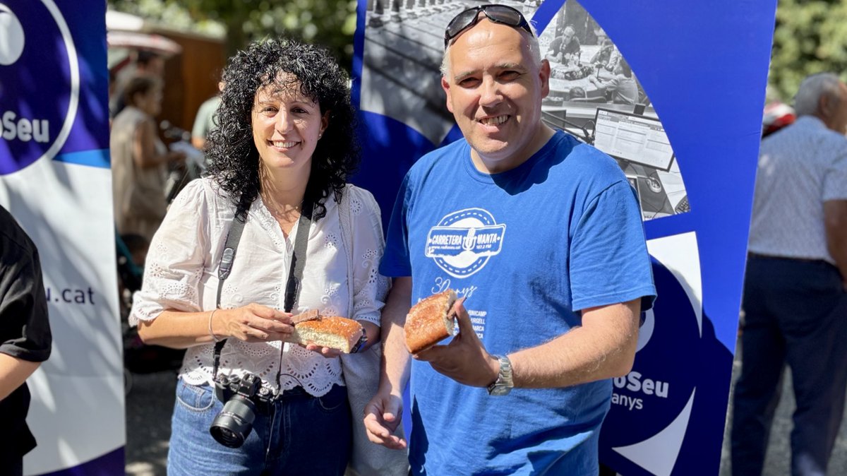 RadioSeu's tweet image. 🎂RàdioSeu ha commemorat amb una Xocolatada popular els seus 40 anys al costat de la Festa Major. #laSeu @fmlaseu 

🥳Gràcies a les 250 persones que heu vingut a buscar la vostra coca i xocolata per formar part de la celebració!