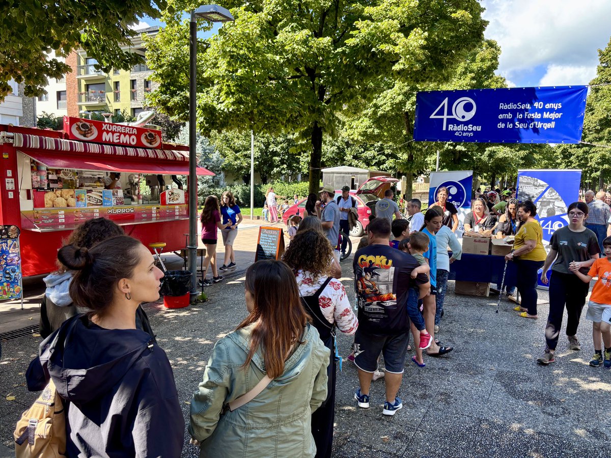 RadioSeu's tweet image. 🎂RàdioSeu ha commemorat amb una Xocolatada popular els seus 40 anys al costat de la Festa Major. #laSeu @fmlaseu 

🥳Gràcies a les 250 persones que heu vingut a buscar la vostra coca i xocolata per formar part de la celebració!