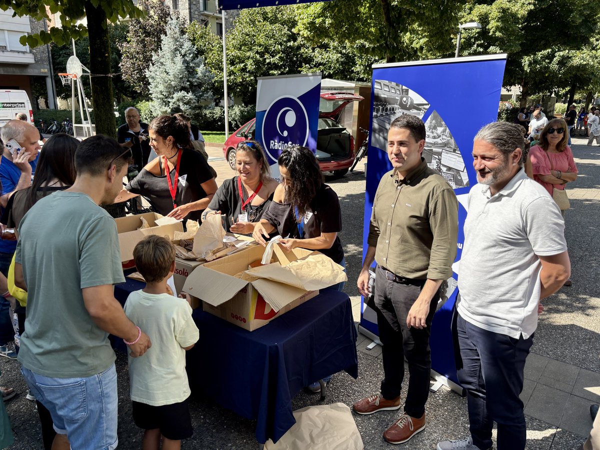 RadioSeu's tweet image. 🎂RàdioSeu ha commemorat amb una Xocolatada popular els seus 40 anys al costat de la Festa Major. #laSeu @fmlaseu 

🥳Gràcies a les 250 persones que heu vingut a buscar la vostra coca i xocolata per formar part de la celebració!