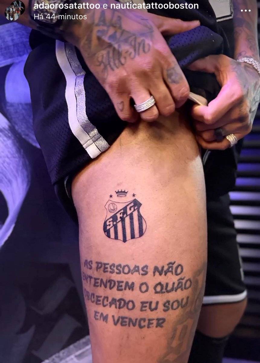 futebol_info's tweet photo. Neymar tatuou o escudo do Santos na coxa.

📸 Reprodução https://t.co/2Dltuq7sTl
