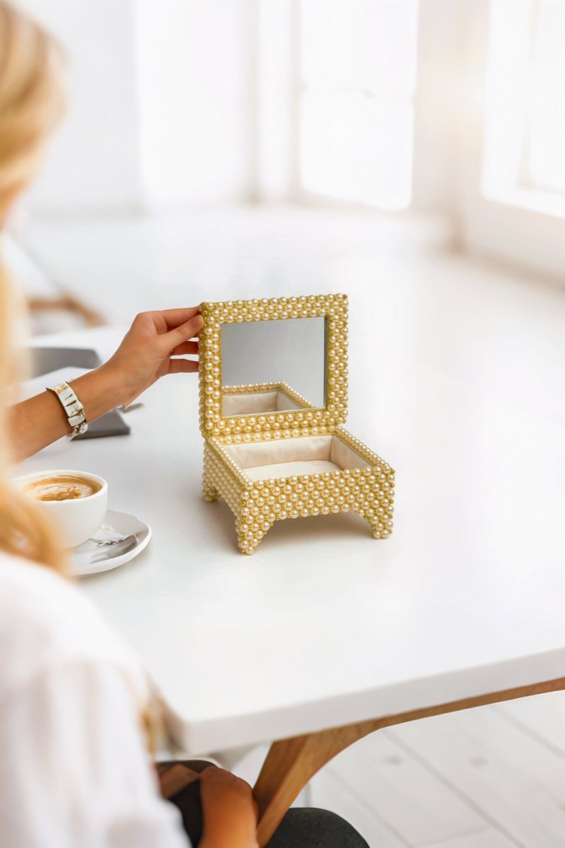 KalraTeto30823's tweet image. Handmade • Stylish • Elegant ✨
Beaded Jewelry Box – sirf 3000 💎
Custom colors bhi available!
#StoneAndStyle #JewelryBox #HandmadeLuxury #StyleMatters