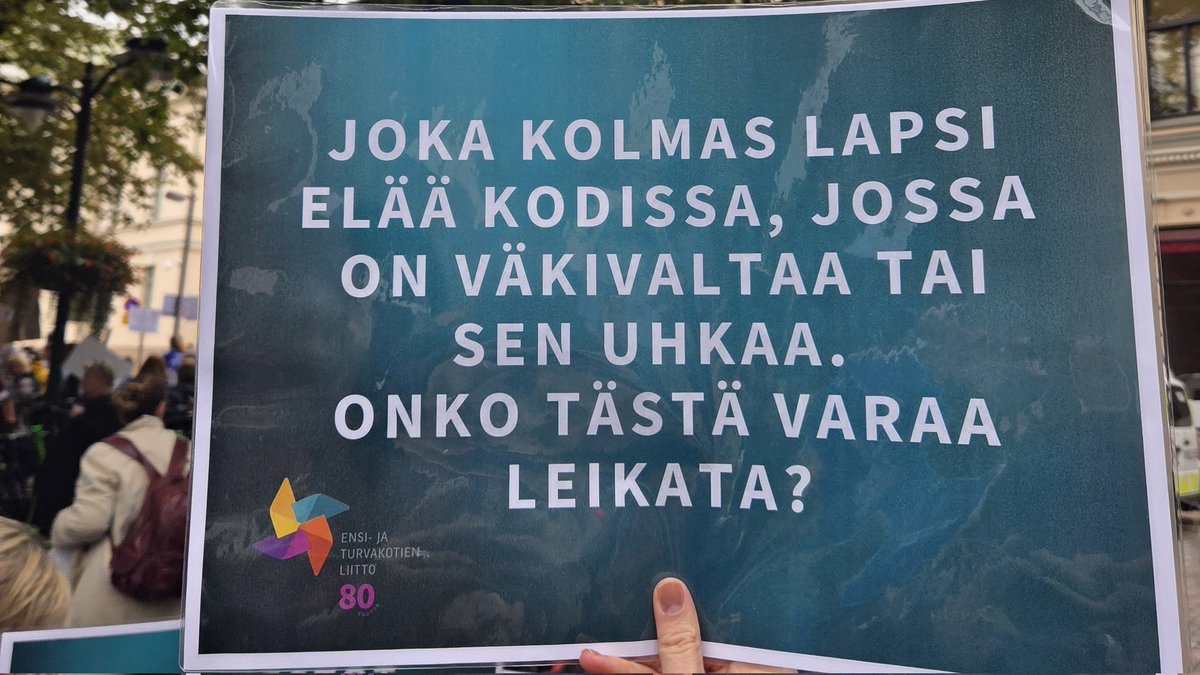 ✂️Ei leikata turvaverkkoa!

Mitä me halutaan? Hyvinvointia!
Mitä me halutaan? Demokratiaa!
Koska? Nyt! Nyt! Nyt! 

Järjestöt yhdessä ihmisten keskellä ❤️

Nämä sanat raikuivat Smolnan edessä, kun hallitus käynnisti budjettiriihensä. #budjettiriihi #Budjetti2026