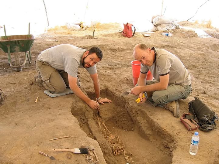 Hallada en Çatal Hüyük una "Casa de los muertos" con 20 enterramientos de hace 7.500 años

Çatal Hüyük (Turquía) es uno de los asentamientos neolíticos más importantes del mundo. Se ubica en la península de Anatolia. Estamos ante uno de los mejores ejemplos de la aparición del