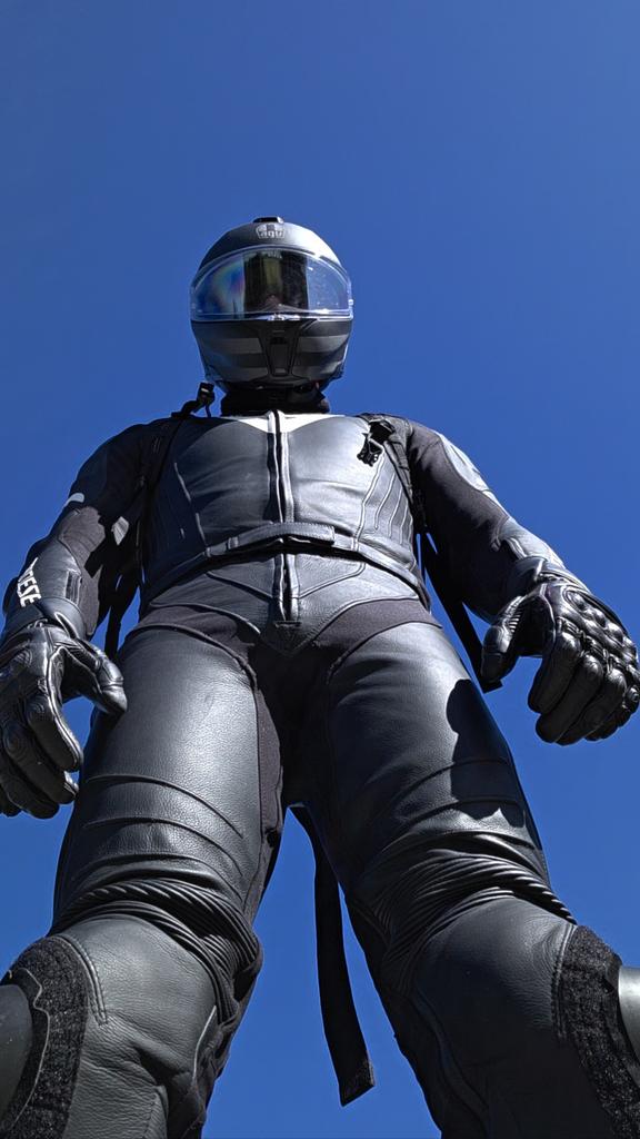 Sunshine, warmth, tight leather biker gear and maybe a leathered pillion? 🌞😎🏍🌈

#biker #bikerleather #bikerfetish #bikergay #gay #gaybikers #gayleather #leather #leatherbiker #leathergay #dainese #daineseleather #dainesegay #Berlin