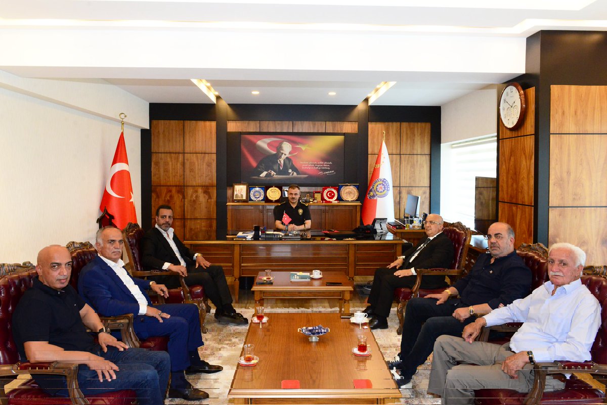 Binsat Holding Yönetim Kurulu üyeleri, değerli iş insanı Şahin Bingöl, Arafat Bingöl ve beraberindeki kıymetli heyeti İl Emniyet Müdürümüz Sn. Beyti KALAYCI'yı makamında ziyaret ettiler. Nazik ziyaretlerinden dolayı teşekkür eder, iş dünyasındaki başarılarının devamını dileriz.