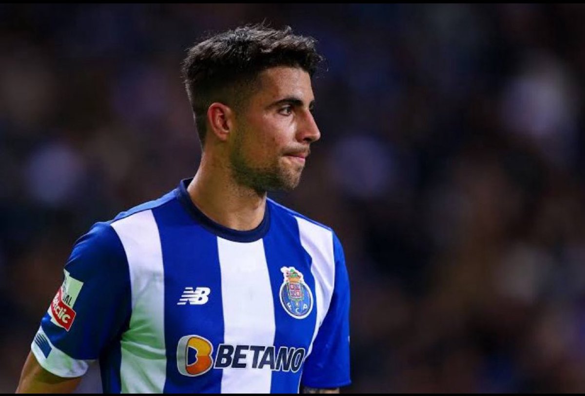 بصراحة، لست متفائلاً بهذه الصفقة. كانت هناك خيارات أفضل لتعزيز خط الدفاع، لكن يبدو أن اللاعب أصبح شبه رسمي بعد توقيعه ✅.