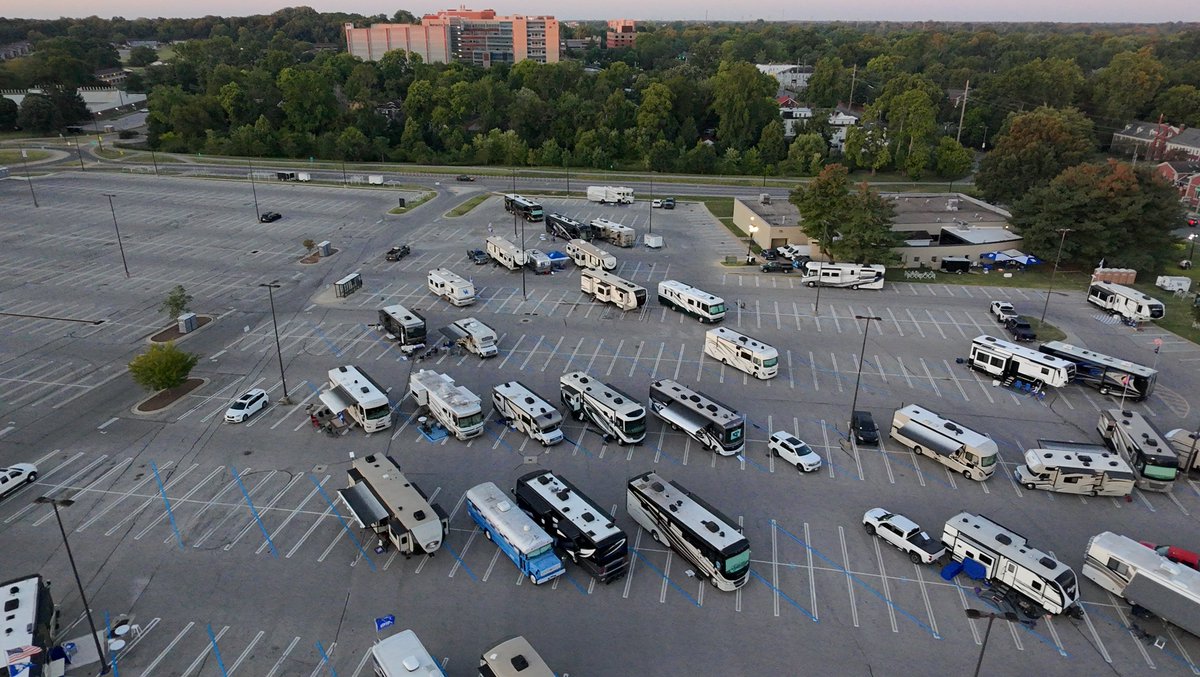 David_Hopewell's tweet photo. @wildcatnews These are pics of the RV lot at 8am Saturday morning.  I am told it is usually full on Friday night. https://t.co/BVufAwTrTc