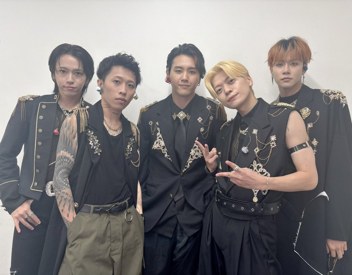 MADKID_official's tweet image. BUZZ UP 
ご来場いただいた皆様、配信でご覧くださった皆様ありがとうございました✨
本日共演させていただいたORβITさんと📷

今週末はいよいよ韓国でツアーのアンコール公演！ご来場の皆様は気をつけてお越しください🎗️
#MADKID