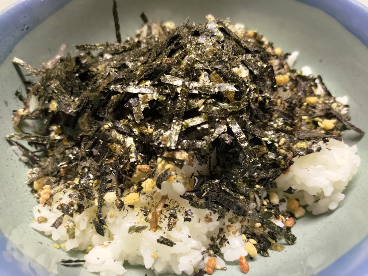 3200taka's tweet photo. ご飯をラーメンどんぶりで用意して、かまこん土産の蒲田守半海苔茶漬をﾄﾞﾊﾞｰ
とても贅沢なお味でございました。
SF大会土産で買った方々はご飯をどんぶりで用意を忘れずにね。
#sf63
#日本SF大会　
#かまこん https://t.co/2kS1O3KuvY