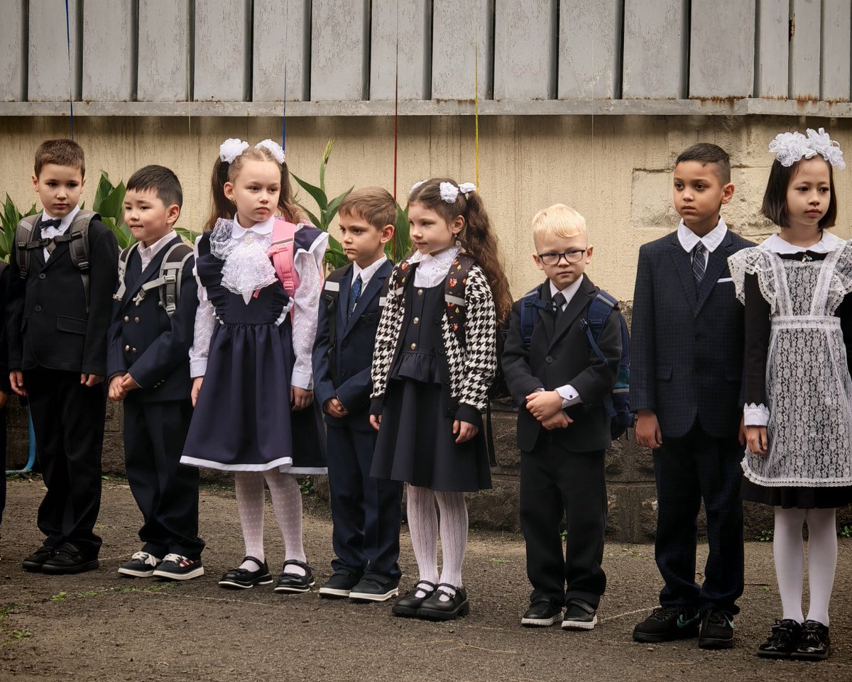 📚1 сентября в общеобразовательной школе при Посольстве России в Эфиопии в торжественной обстановке прозвенел первый звонок, ознаменовав начало нового учебного года.