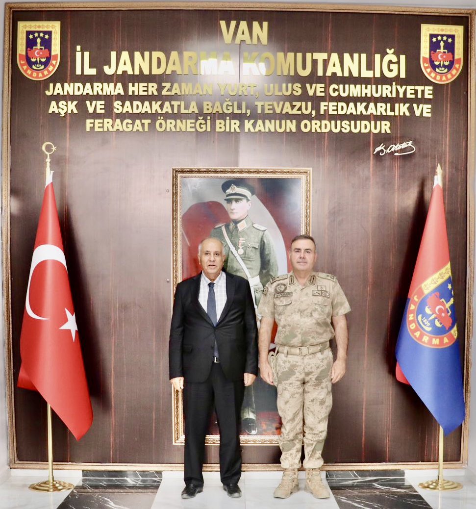 Yıllar önce Van Edremit Jandarma Karakol Komutanı olarak görev yapan Sayın Mücahit Avkıran, bugün Van İl Jandarma Alay Komutanlığı görevine atanmıştır. Van’ın her konusuna hâkim, bilgi ve tecrübesiyle şehrimiz için büyük önem arz eden Sayın Avkıran’ı makamında ziyaret etmenin