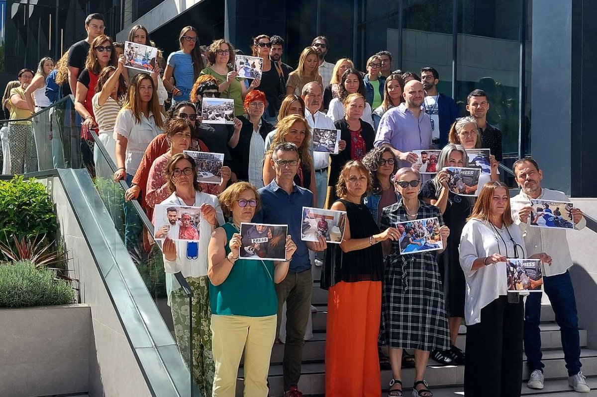 Periodistas de <a href="/elmundo/">pruebamundo</a> junto a compañeros y compañeras de <a href="/unidadeditorial/">Unidad Editorial</a> en apoyo de la iniciativa de <a href="/RSF_ES/">RSF España</a>: pedimos el fin de la masacre deliberada de periodistas en Gaza y el acceso de la prensa extranjera a la Franja. #ProtectJournalistsInGaza #LetReportersIntoGaza