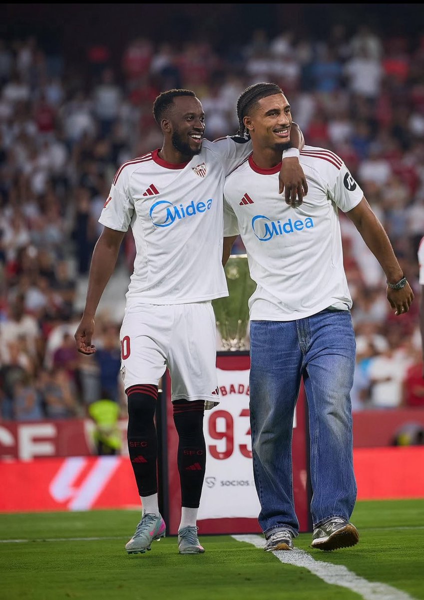 إشبيلية يتلقى ضربة موجعة برحيل بادي إلى ليفركوزن ولوكيباكيو إلى بنفيكا.. خسائر مؤلمة تترك الجماهير في حيرة: من سيعوض هذه الأسماء ! .