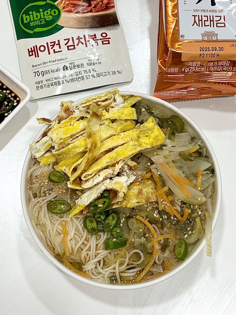 hwau_bab's tweet photo. 분명 야식이니까 조금만 해야지 해놓고 잔치국수 한대접을 만들었다 https://t.co/bI7iL5czcK