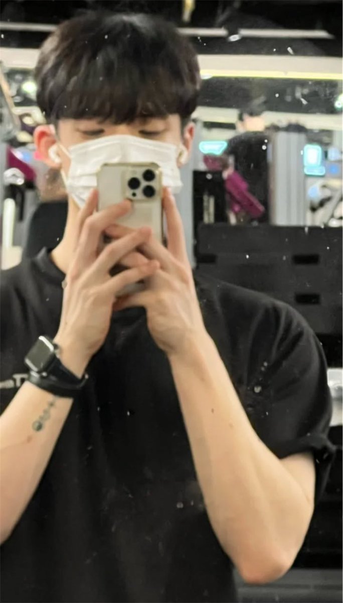 今天是運動day
健來健去～
找人一起運動啦！😗
然後 偷偷抱怨一下
健身房這鏡子也太髒！