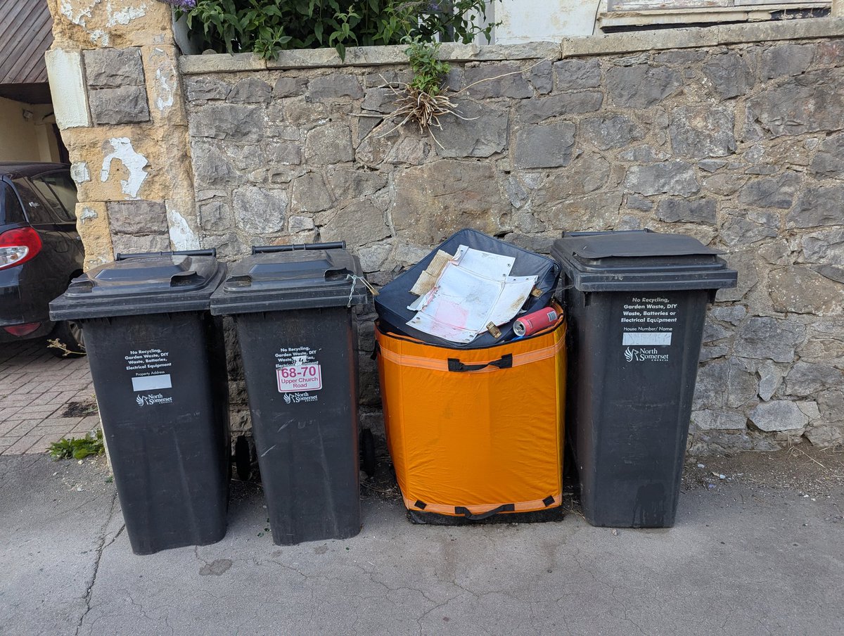 SSLP_WSM's tweet photo. Hello @amazon, please come and collect these 2 bags that belong to you but for some reason are currently being used as bins. 

Emailed ✅
Tagged in all social media platforms ✅
Not yet collected ❌
Not giving up! ✅

#bethechange #leadbyexample #flytipping #KeepingWestonSUPER https://t.co/nprTzu85Rj