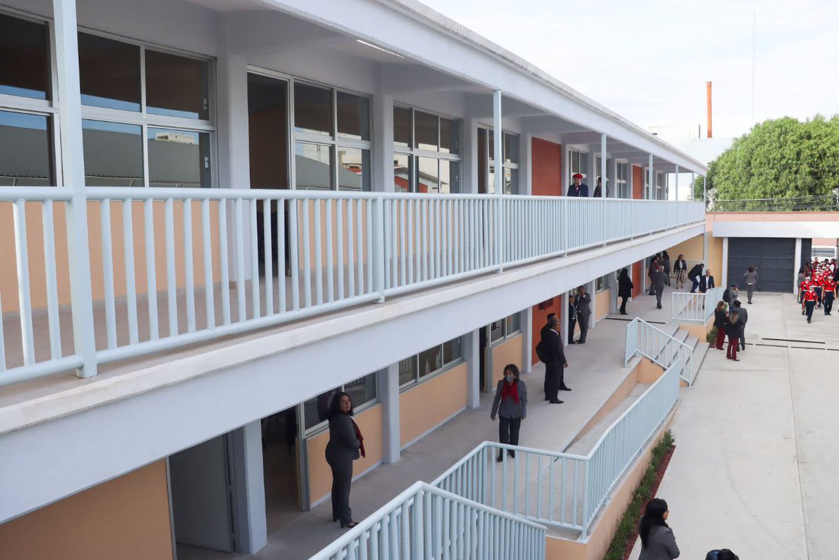 SEPHidalgo's tweet image. El secretario @natycastrejonv, dio la bienvenida al ciclo escolar 2025-2026 en la primaria Ignacio Zaragoza de #Pachuca. 🏫🎒

Durante este encuentro con la comunidad educativa, se entregaron las renovadas instalaciones del plantel, así como libros de texto gratuitos, útiles,…