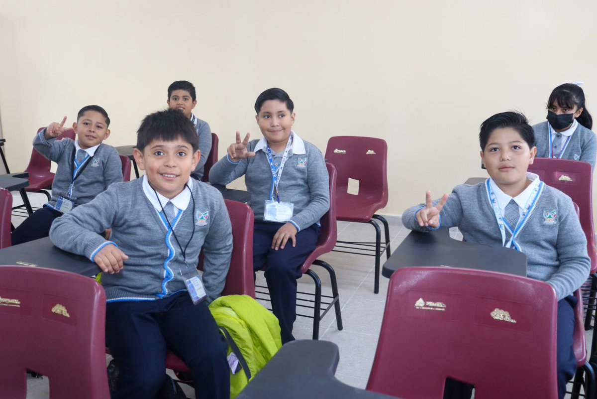 SEPHidalgo's tweet image. El secretario @natycastrejonv, dio la bienvenida al ciclo escolar 2025-2026 en la primaria Ignacio Zaragoza de #Pachuca. 🏫🎒

Durante este encuentro con la comunidad educativa, se entregaron las renovadas instalaciones del plantel, así como libros de texto gratuitos, útiles,…