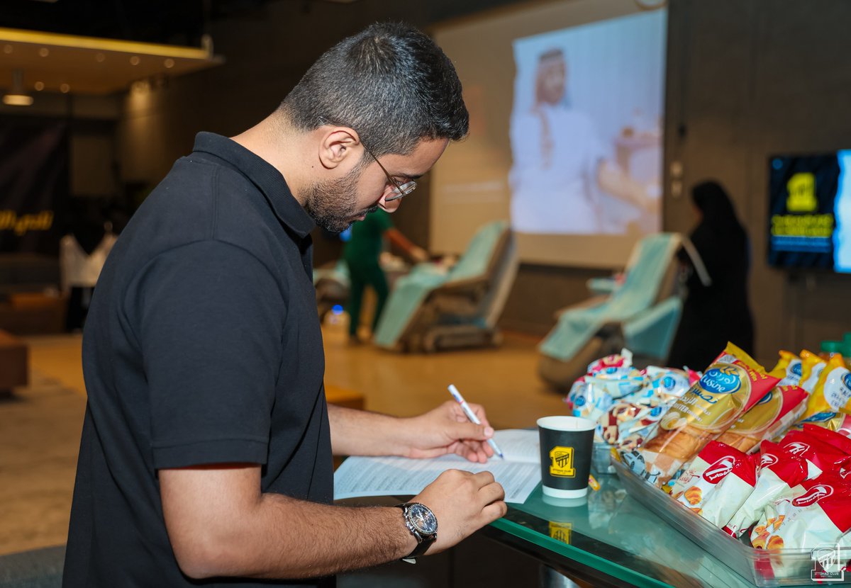 📸| منسوبو النادي وأعضاء رابطة الجماهير يشاركون في الحملة الوطنية للتبرع بالدم 🩸💉