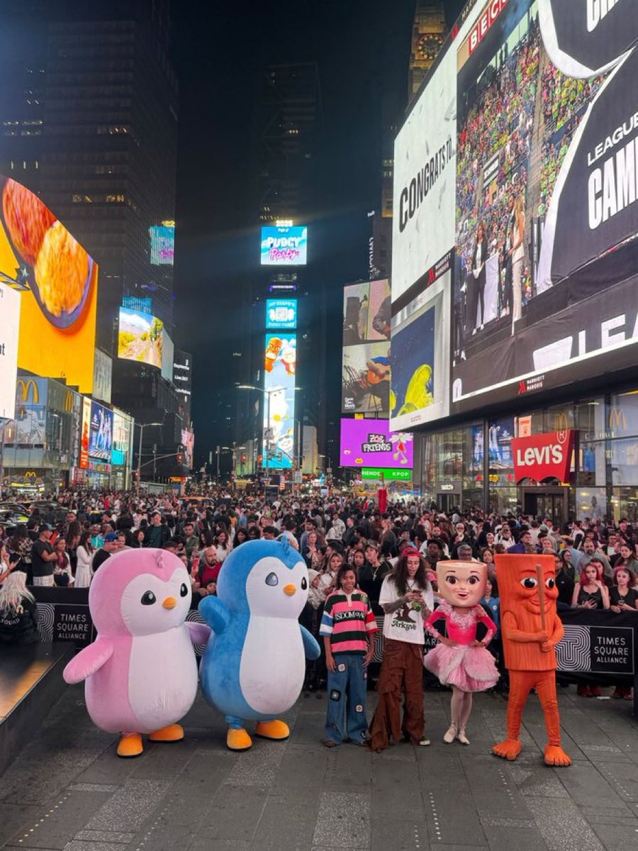 bitcoinbaddie's tweet image. Can’t fade $POLLY &amp;amp; $PENGU 💞

The love birds are taking over mind share and cities.

Brick by brick. block by block.