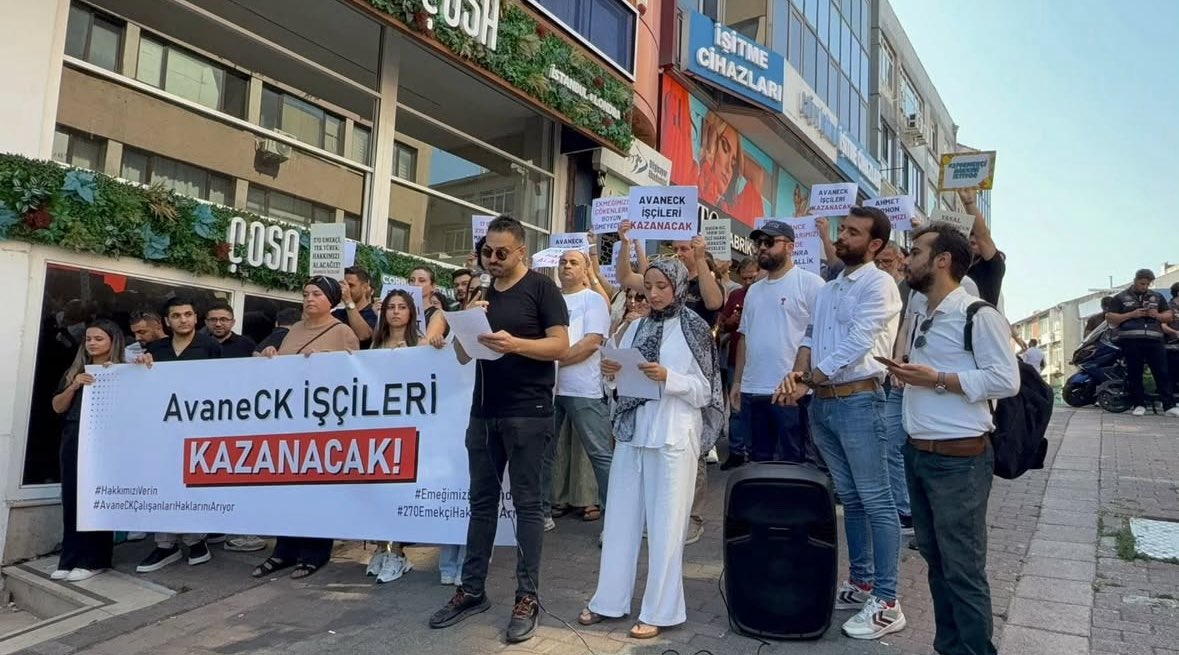 Aylarca bizi oyaladınız.Hakkınızı vermek zorunda değilim ama vicdani bir şeyler veririm dediniz.Zor gününüzde birlik olarak yanınızdaydık,dikkatli bakarsanız birlik olmaya devam ettiğimizi görebilirsiniz. #AvaneCkİşçileriKazanacak
#AhmetOrhonHakkımızıÖde
#KürşatÖçalanHakkımızıÖde