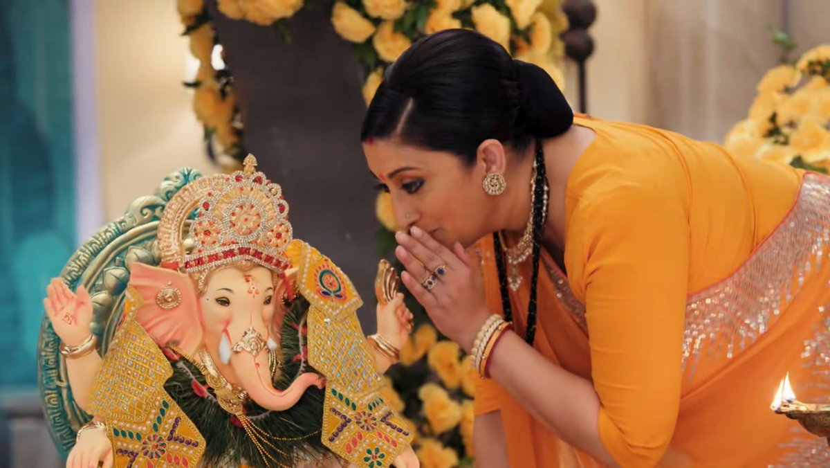 Gumnaam✨ (@rajxsimran) on Twitter photo highlight of today’s episode 🐘🙏🏽
<a href="/smritiirani/">Smriti Z Irani</a> looked so elegant & beautiful 🌻🧡
<a href="/EktaaRKapoor/">Ektaa R Kapoor</a>
#KyunkiSaasBhiKabhiBahuThi #KSBKBT2 #SmritiIrani highlight of today’s episode 🐘🙏🏽
<a href="/smritiirani/">Smriti Z Irani</a> looked so elegant & beautiful 🌻🧡
<a href="/EktaaRKapoor/">Ektaa R Kapoor</a>
#KyunkiSaasBhiKabhiBahuThi #KSBKBT2 #SmritiIrani