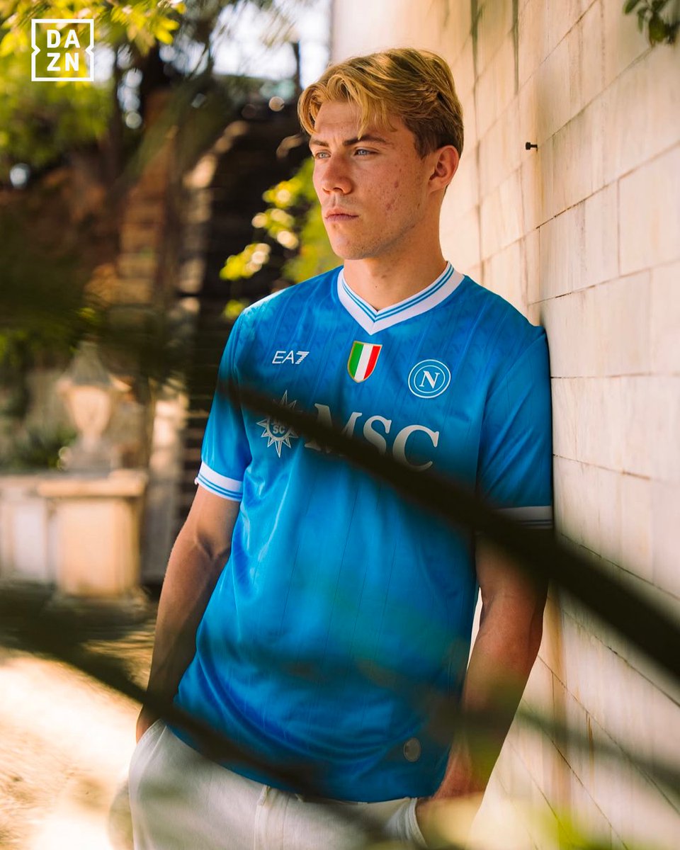 DAZN_IT's tweet photo. 𝐑𝐀𝐒𝐌𝐔𝐒 𝐇𝐎𝐉𝐋𝐔𝐍𝐃 💙
Un nuovo bomber per Antonio Conte 🆕 🇩🇰

#Hojlund #Napoli #DAZN https://t.co/iADh2SqrYd