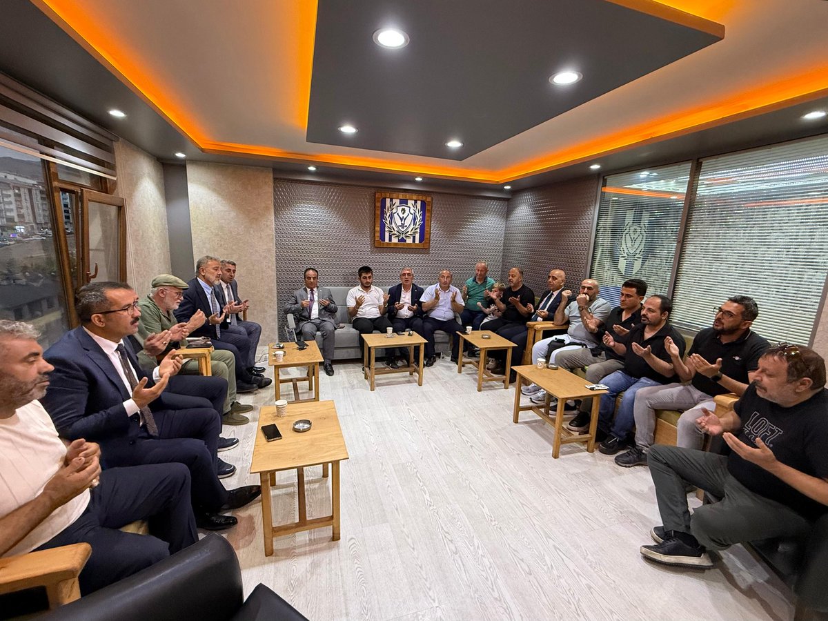 "Erkon Erzurum Konfederasyonu Genel Başkanı Ali Murat Alatepe, iş adamı Halil Karapınar ve beraberindeki heyet, grubumuzu ziyaret ederek taziye dileklerini ilettiler. Bu anlamlı ziyaretlerinden dolayı kendilerine Dadaşlar Grubu olarak teşekkür ederiz."