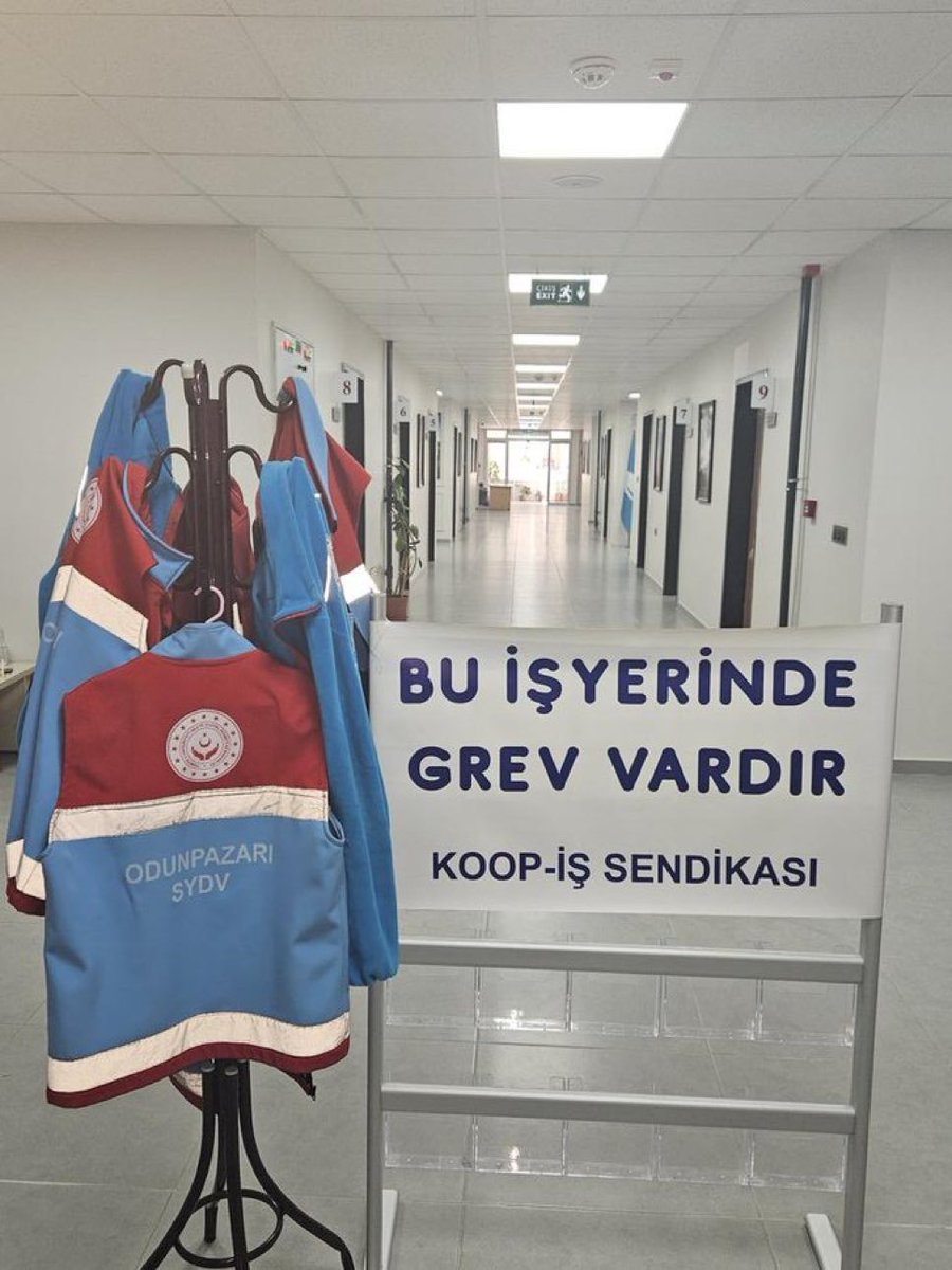 Sosyal devletin temeli biziz!

Yoksulun, kapısını çalan biziz!

Ama emeğimiz değersizleştiriliyor.

Biz bu adaletsizliği kabul etmiyoruz!

#SYDVdeGREVEdevam
<a href="/_cevdetyilmaz/">Cevdet Yılmaz</a> <a href="/tcailesosyal/">T.C. Aile ve Sosyal Hizmetler Bakanlığı</a> <a href="/MahinurOzdemir/">Mahinur Özdemir Göktaş</a> <a href="/SayimMadak/">Dr. Sevim Sayım Madak 🇹🇷</a> <a href="/ztarikdaroglu/">Zafer TARIKDAROĞLU</a> <a href="/LemanYenigunAk/">Leman Yenigun</a> <a href="/csgbakanligi/">T.C. Çalışma ve Sosyal Güvenlik Bakanlığı</a> <a href="/isikhanvedat/">Prof. Dr. Vedat Işıkhan</a>