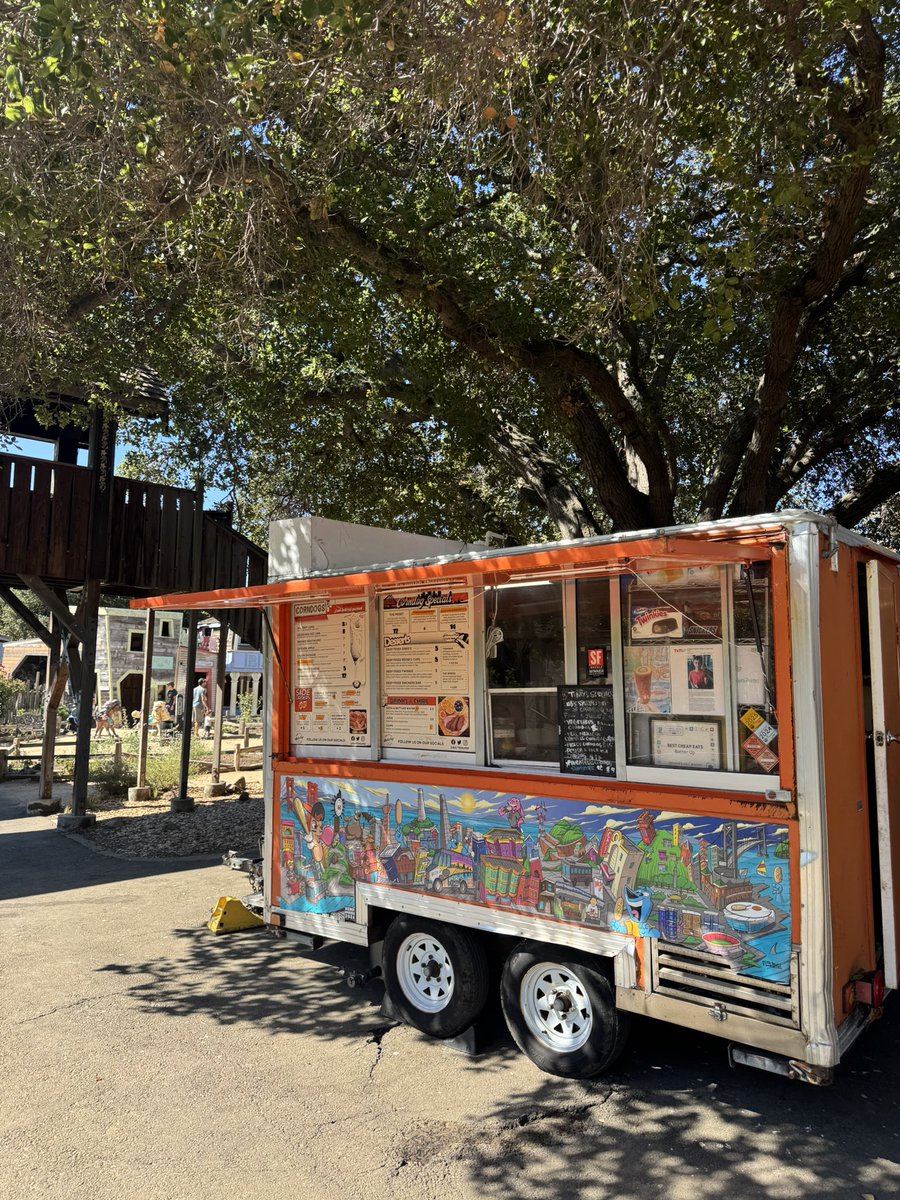 Batter Up Truck is at Children’s Fairyland’s 75th Happy Birthday! Tons of fun with you and your loved ones awaiting you here! 🎈 🎊 🧚 🏰 
.
.
.
.
.
#batterupsf #batteruptruck #bayareafoodie #holiday #childrensfairyland #childrensfairylandoakland