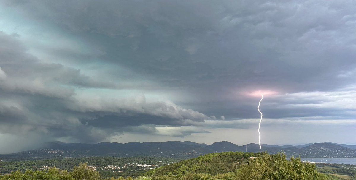 barbie_gueule's tweet photo. Toujours aussi fascinée … 
#orage #sttropez #stemaxime 
@Var_Matin @MeteoExpress https://t.co/WETJW9cFWa