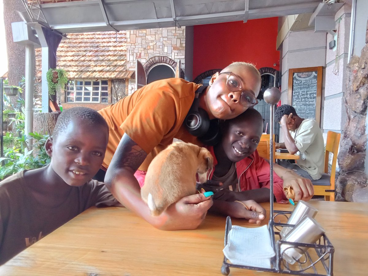 AokoOtieno_'s tweet image. Wigs is for Anal Prostitutes 

Hata nilinyoa 

I'm a sapiosexual, my brain is what attracts men to my ugly self

Not selling nudes like you 

Here is me buying food for street kids in the foreign country where I'm studying for my second Degree

While you spend your money on ARVs