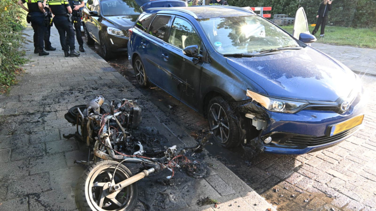 Ruzie escaleert: scooter brandt af en auto beschadigd in Alkmaar