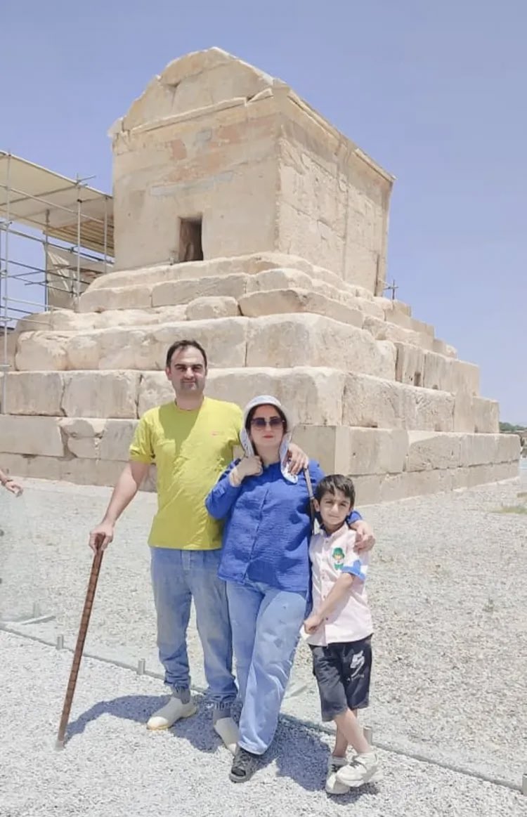 خانواده‌ای اصیل، ریشه‌دار در تاریخ و فرهنگ ایران، کنار تخت جمشید… 
یاد و خاطره کیان همیشه با ماست.
#کیان_پیرفلک 
#ماه‌‌منیر_مولایی