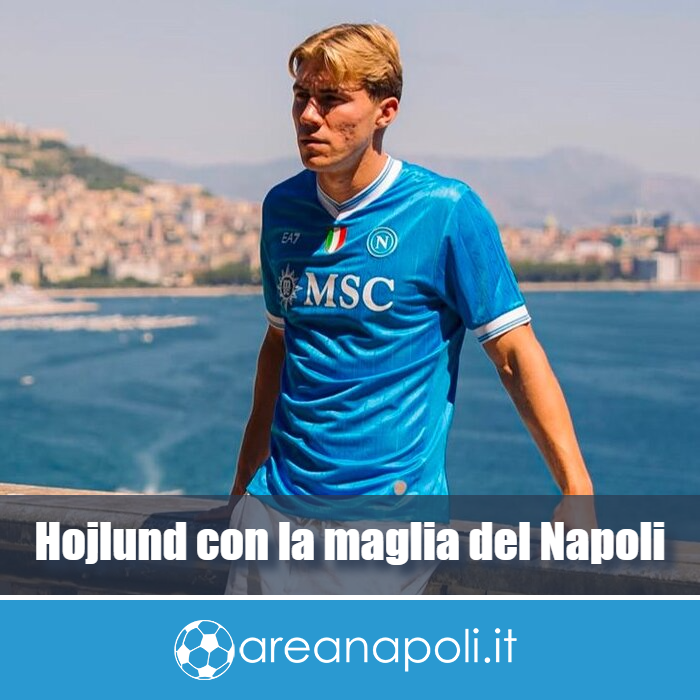 areanapoliit's tweet photo. 💙 Prima immagine ufficiale di Rasmus #Hojlund come nuovo calciatore del #Napoli. Il danese indossa la maglia azzurra in uno scenario incantevole. https://t.co/4SCT0VbAWY