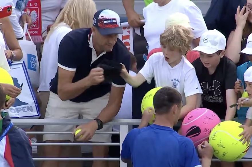 Una pareja adulta le robó la gorra a un niño en el US Open que le había sido regalado por el tenista polaco Kamil Majchrzak tras su victoria contra Karen Khachanov!

Majchrzak le había dado la gorra al niño, pero un adulto se la arrebató
