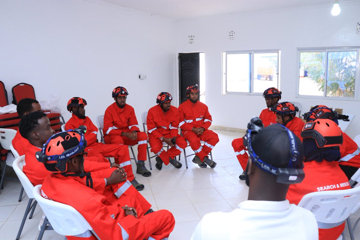 MahdiUsman8's tweet photo. ๐จ Today, @KenyaRedCross #Garissabranch Red Cross Action Team (RCAT) held an important refresher meeting. Our dedicated volunteers, skilled in medical assistance, first aid, search and rescue, are vital in responding to emergencies in Garissa County
#Redcrossat60 #Emergency https://t.co/xepqo9Dkdg