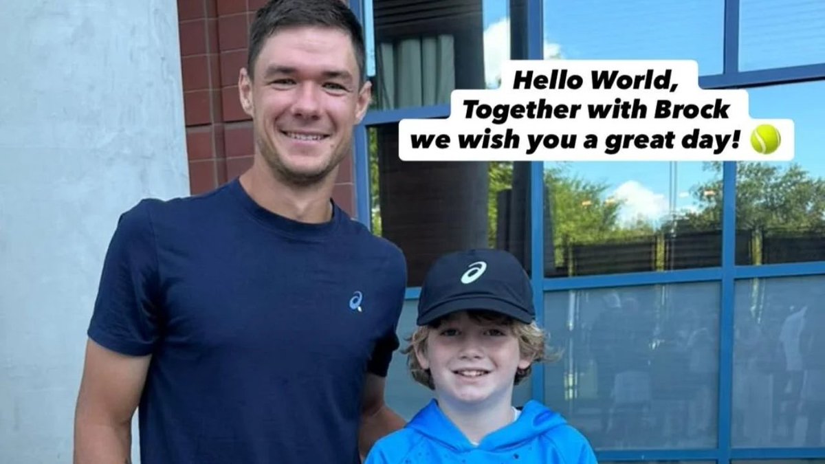El tenista Kamil Majchrzak logró encontrar al niño al que le quitaron la gorra que le había regalado durante el US Open y se la entregó personalmente!

Tras la viralización del video, Majchrzak localizó a Brock y, además de otros obsequios, le entregó una gorra nueva en persona.
