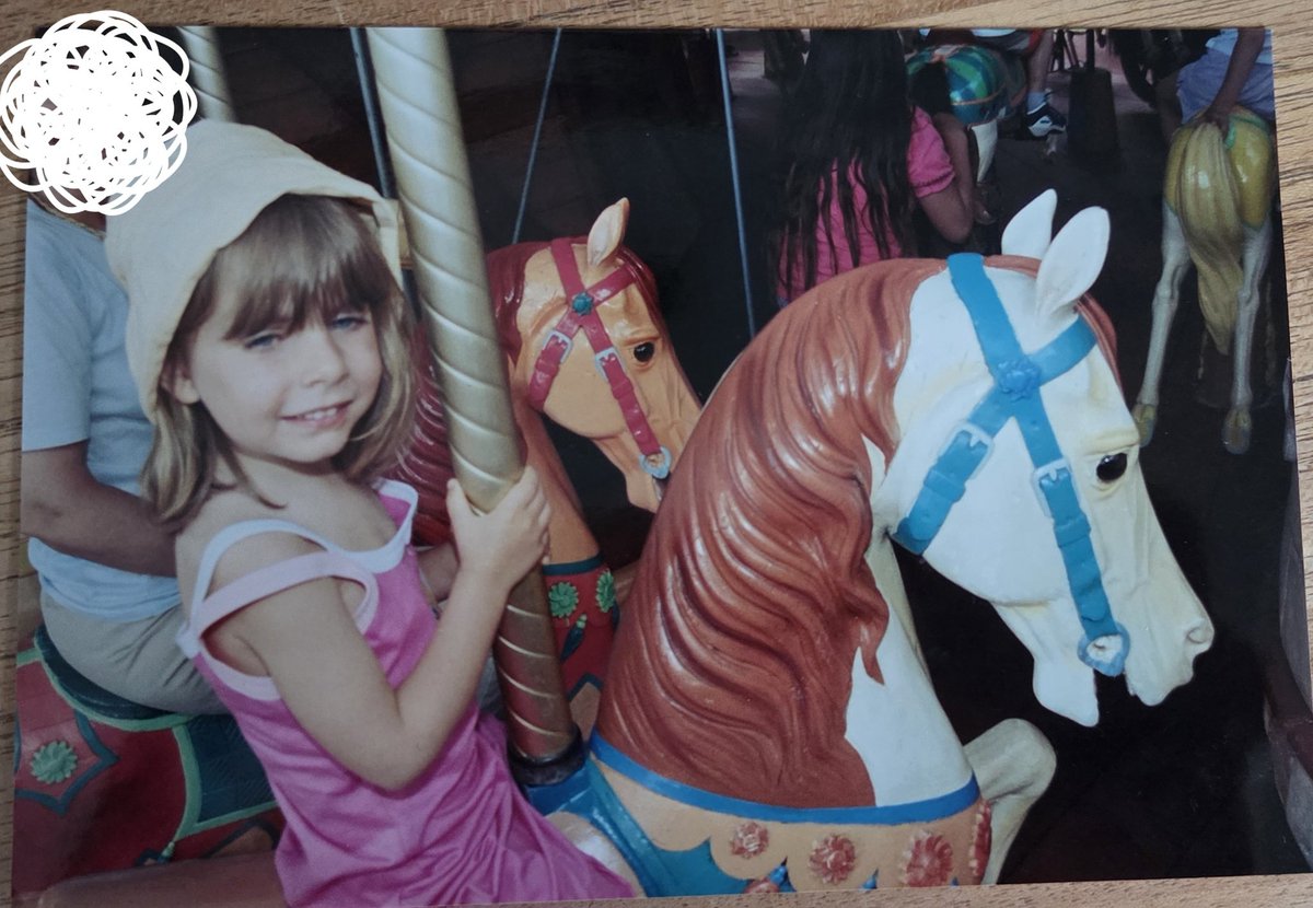 Premier degré, je suis un peu triste de la fermeture du carrousel, quand j'étais petite, c'était l'une des rares attractions que je pouvais faire.
Pour l'occasion, je ressors une photo de moi d'août 2003 avec ma plus robe Falbala ✨