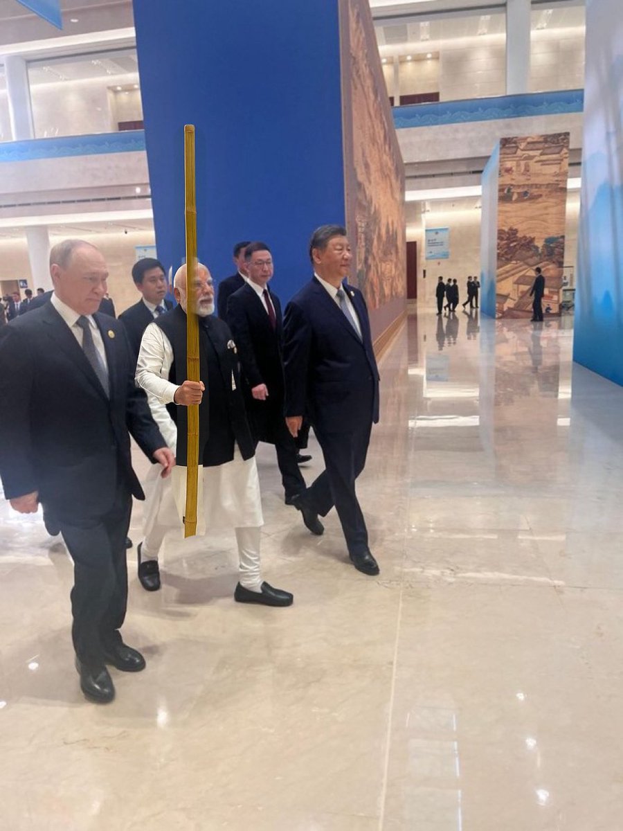 rozyrai20's tweet image. &quot;चलो दोस्तों, अाज अच्छी तरह से सबक सिखातें हैं ट्रम्प को अौर दिखातें हैं की दादागिरी क्या चिज होतें हैं&quot;-मोदी😂🤪
#ModiGroup