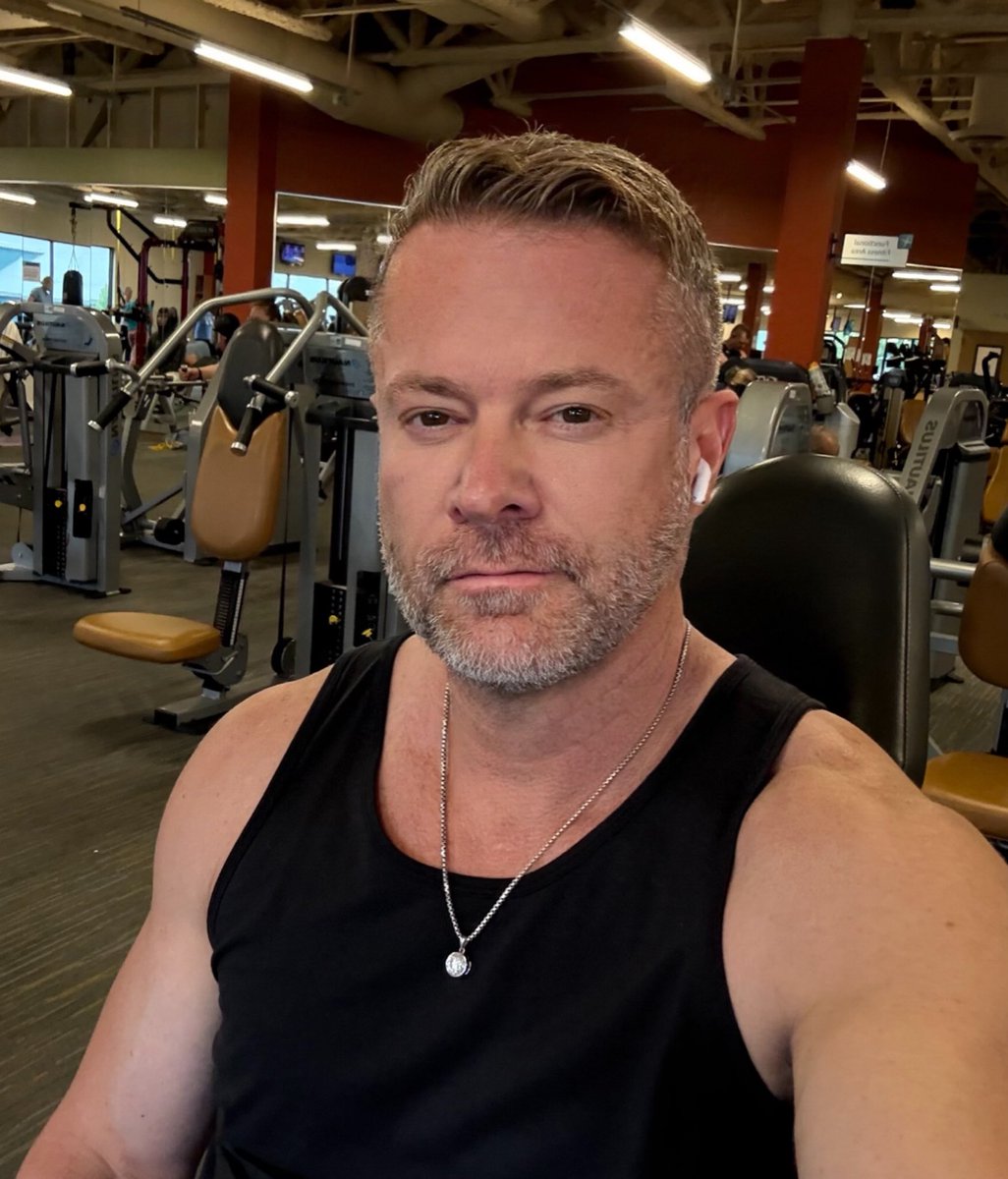 jeepmagneto's tweet photo. Don’t forget to take progress pics at the gym! Especially on leg day! 💪🏻 https://t.co/kGKYIQlzmA