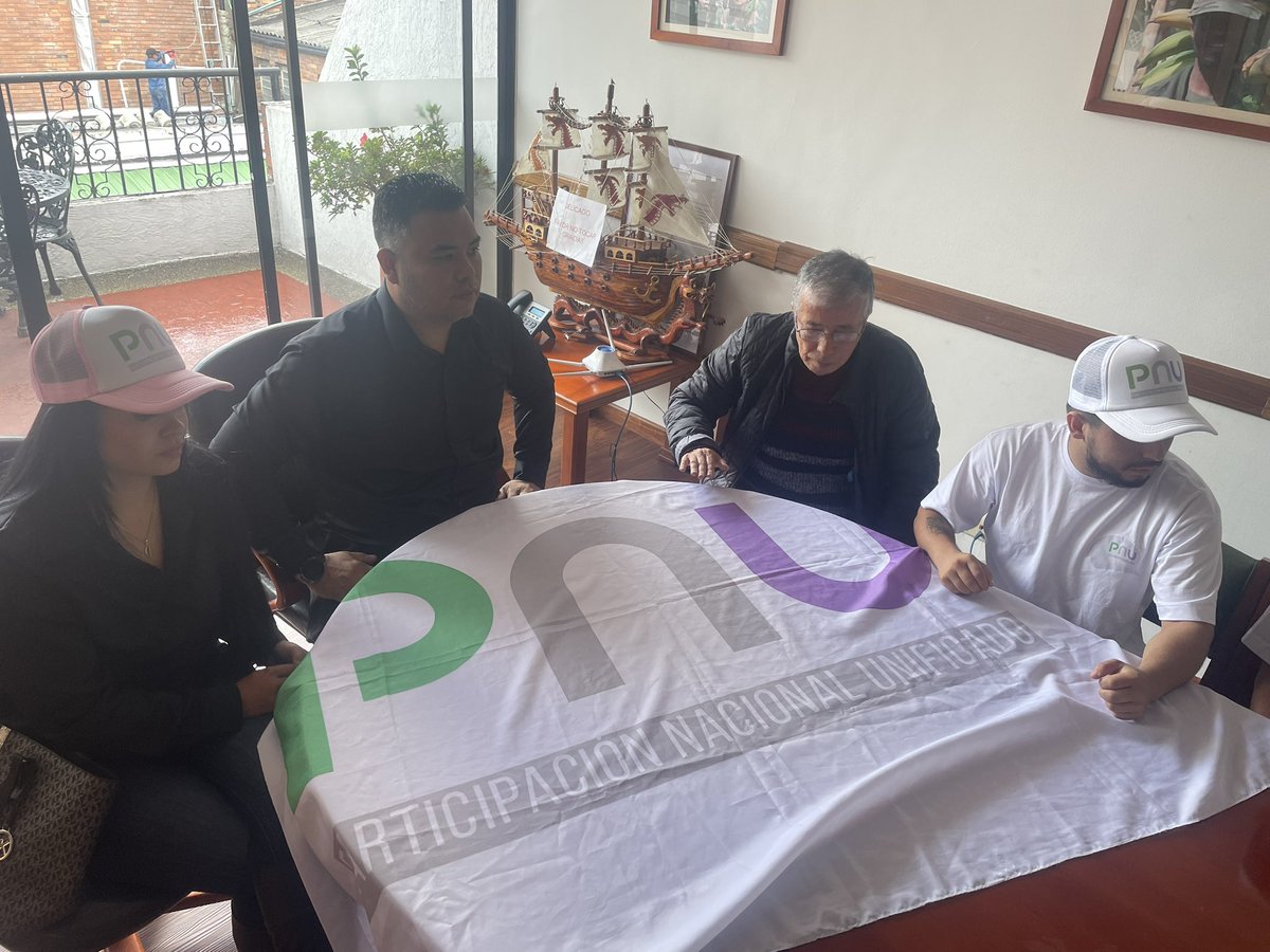 UnitariosCol's tweet photo. Continuamos consolidándonos, establecimos diálogo con PNU, jóvenes que se han consolidado entorno a la exigencia de derechos. #UnitariosPorElCambio https://t.co/D24m0ogufq