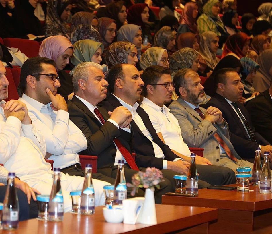 Selçuk İlahiyat Dr. Öğr. Üyeleri Hüseyin Gökalp, Hasan Sevim ve Sami Bayrakcı'nın tertip heyetinde yer aldığı Rıhle Programının beşincisi, 25–30 Ağustos 2025 tarihleri arasında Selçuklu Kongre Merkezi’nde gerçekleştirildi.

selcuk.edu.tr/Birim/fakultel…