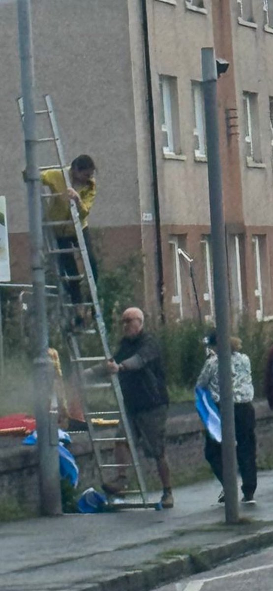 Look at these scumbags on Maryhill Road removing the Scotland flags 

#RaiseTheColours

The left are fucking scum.