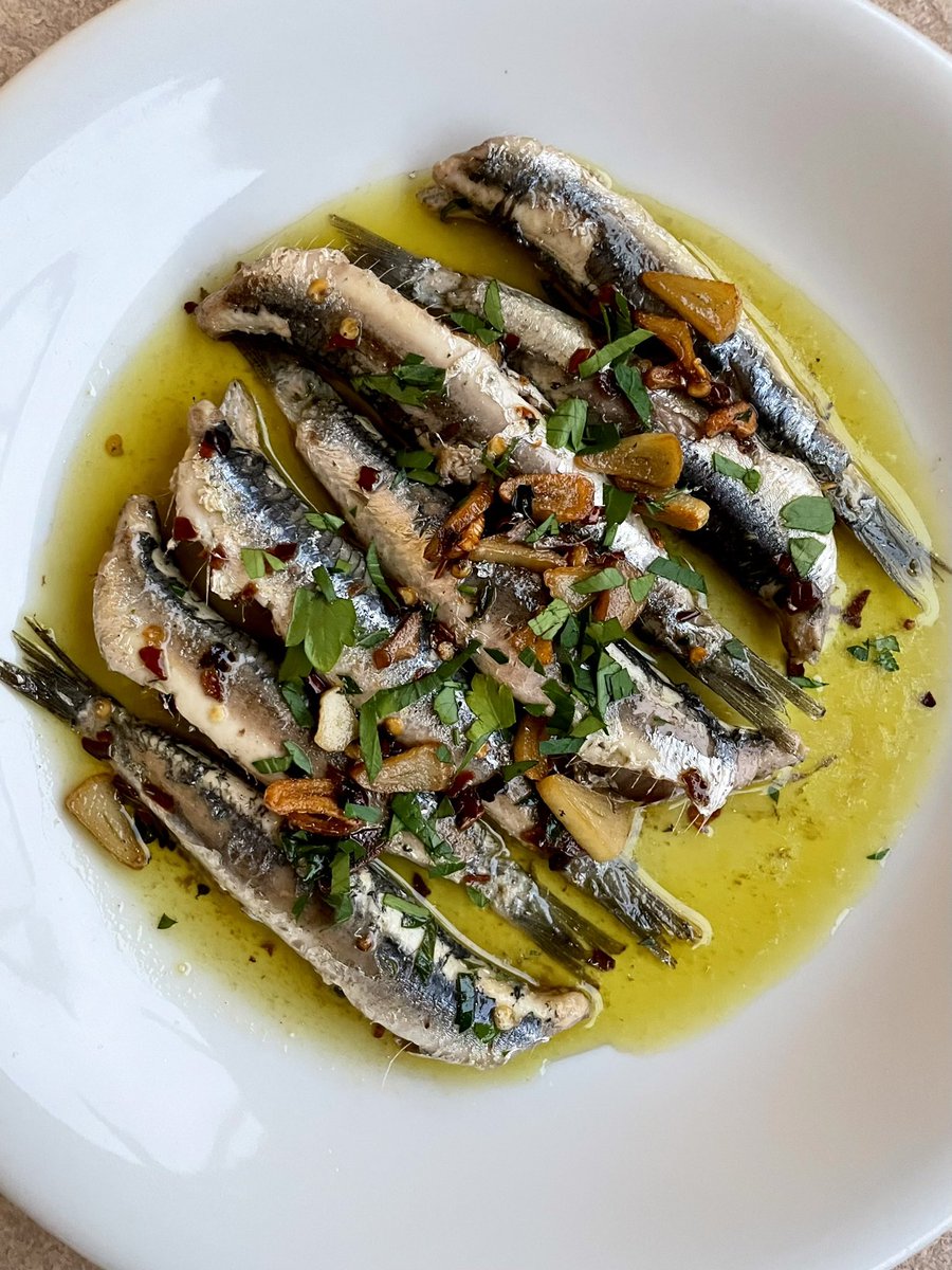 Anchoas con mucho aceite, ajo, guindilla y vinagre.

Para comer como pipas y mojar pan!