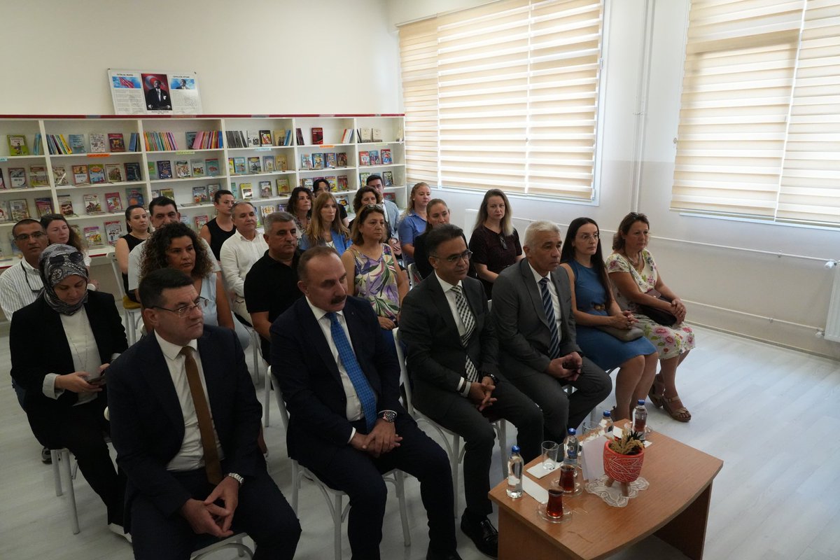 İl Milli Eğitim Müdürümüz Sayın Dr. Ömer Yahşi, İl Millî Eğitim Müdür Yardımcımız Sayın İlker Erarslan, Bornova İlçe Milli Eğitim Müdürümüz Sayın Mustafa İslamoğlu, Şube Müdürümüz Sayın Ahmet Kaya ve Şube Müdürümüz Sayın Duygu Güzelaraz’ın katılımlarıyla "Uyum Haftası Açılışı"