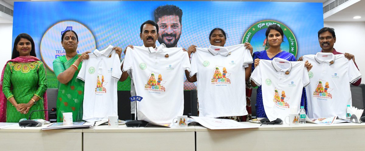 Konda Surekha (@iamkondasurekha) on Twitter photo ఆడబిడ్డల పోరు గడ్డ... వరంగల్లో తొలి బతుకమ్మ వేడుకలు స్వాగతనీయం..
రాణిరుద్రమ,సమ్మక్క,సారక్క,చాకలి ఐలమ్మ,హజారే మంగమ్మ వంటి ధీనవనితలొచ్చిన నేల ఓరుగల్లు..
నేను,మంత్రి <a href="/seethakkaMLA/">Danasari Seethakka</a> ,టూరిజం ఎండీ క్రాంతి ముగ్గురం మహిళమే..
వరంగల్లో టూరిజం శాఖ తొలి బతుకమ్మ ఆడబిడ్డల పోరు గడ్డ... వరంగల్లో తొలి బతుకమ్మ వేడుకలు స్వాగతనీయం..
రాణిరుద్రమ,సమ్మక్క,సారక్క,చాకలి ఐలమ్మ,హజారే మంగమ్మ వంటి ధీనవనితలొచ్చిన నేల ఓరుగల్లు..
నేను,మంత్రి <a href="/seethakkaMLA/">Danasari Seethakka</a> ,టూరిజం ఎండీ క్రాంతి ముగ్గురం మహిళమే..
వరంగల్లో టూరిజం శాఖ తొలి బతుకమ్మ