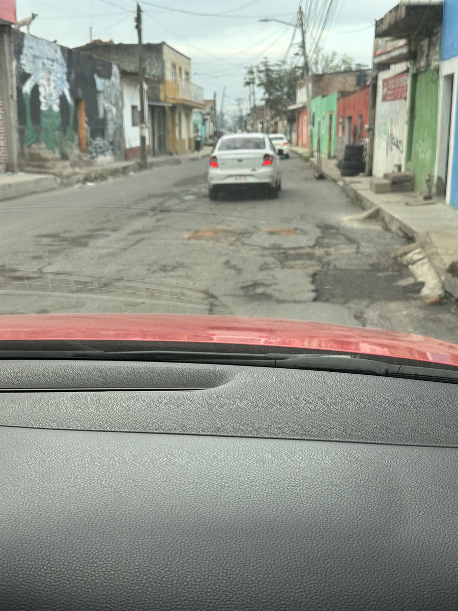 AleFa29's tweet image. Dicen los del Narco partido de @PartidoMorenaMx que donde gobiernan no hay baches 
Alguien enséñenle estas fotos del pueblo donde está @LauraImelPerezS en el gobierno 
Abandonado tiene a Tlaquepaque y ni se diga la cuna de ratas de San Martín de las flores #FueraMorena