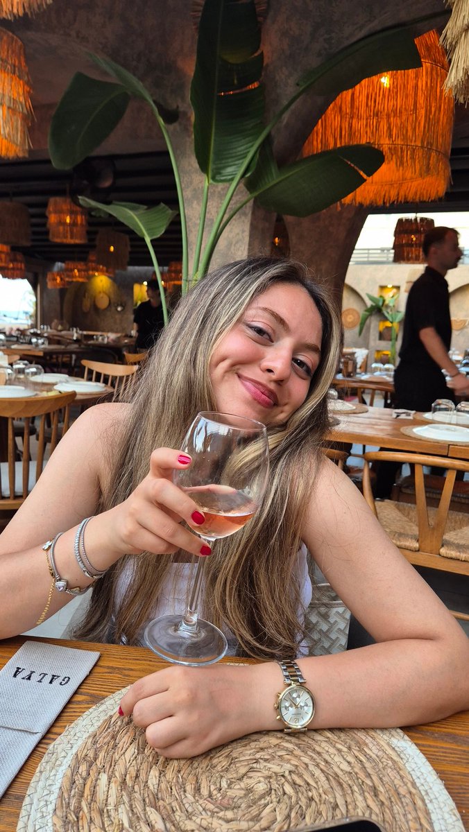 Her zaman bu kadeh bize kalkacak içtiğimiz  her kadehin yudumu bizle olacak ne içtiğimiz bizle yaşantım ömrüm senle olacak.
SENİ ÇOK AMA ÇOK SEVİYORUM
❤️‍🔥💍